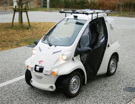 低速で自動運転する小型電気自動車＝北九州市の北九州産業学術推進機構
