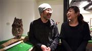フクロウ好きが高じてフクロウカフェ経営に。青山智之さん（左）と玲子さん夫妻