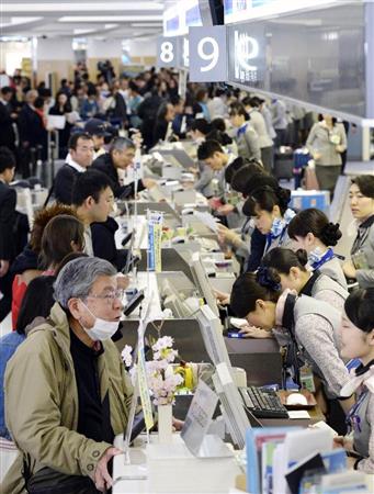 搭乗手続きシステムの不具合で混雑する全日空のカウンター＝２２日午前１０時３９分、福岡空港