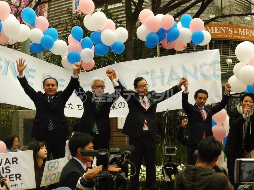 学生グループ「ＳＥＡＬＤｓ（シールズ）」などが主催した安保関連法施行への抗議集会に駆けつけた（左から）社民党の吉田忠智党首、民主党の小川敏夫参院幹事長、共産党の志位（しい）和夫委員長、維新の党の初鹿（はつしか）明博国対委員長代理。野党共闘をアピールしたが、国民の安保関連法への理解は深まり、今や「必要」と考える人が多数派だ＝２０１６年３月１３日、東京都新宿区（酒井充撮影）