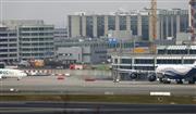 ブリュッセル国際空港の爆発現場に出動した緊急車両＝２２日（ロイター）