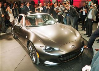 マツダが初公開した「ＭＸ－５ＲＦ」（日本名ロードスターＲＦ）＝２２日、ニューヨーク（共同）