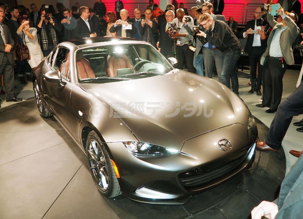 マツダが初公開した「ＭＸ－５ＲＦ」（日本名ロードスターＲＦ）＝２２日、ニューヨーク（共同）
