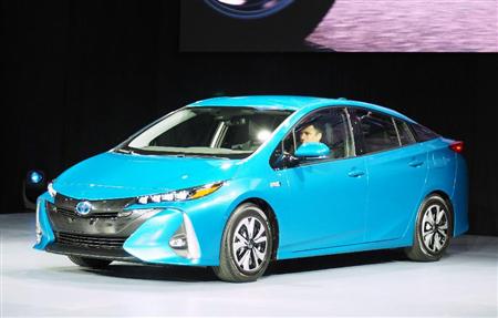 ニューヨーク国際自動車ショーでトヨタ自動車が初公開した「プリウス」のプラグインハイブリッド車（ＰＨＶ）の新型＝２３日（共同）