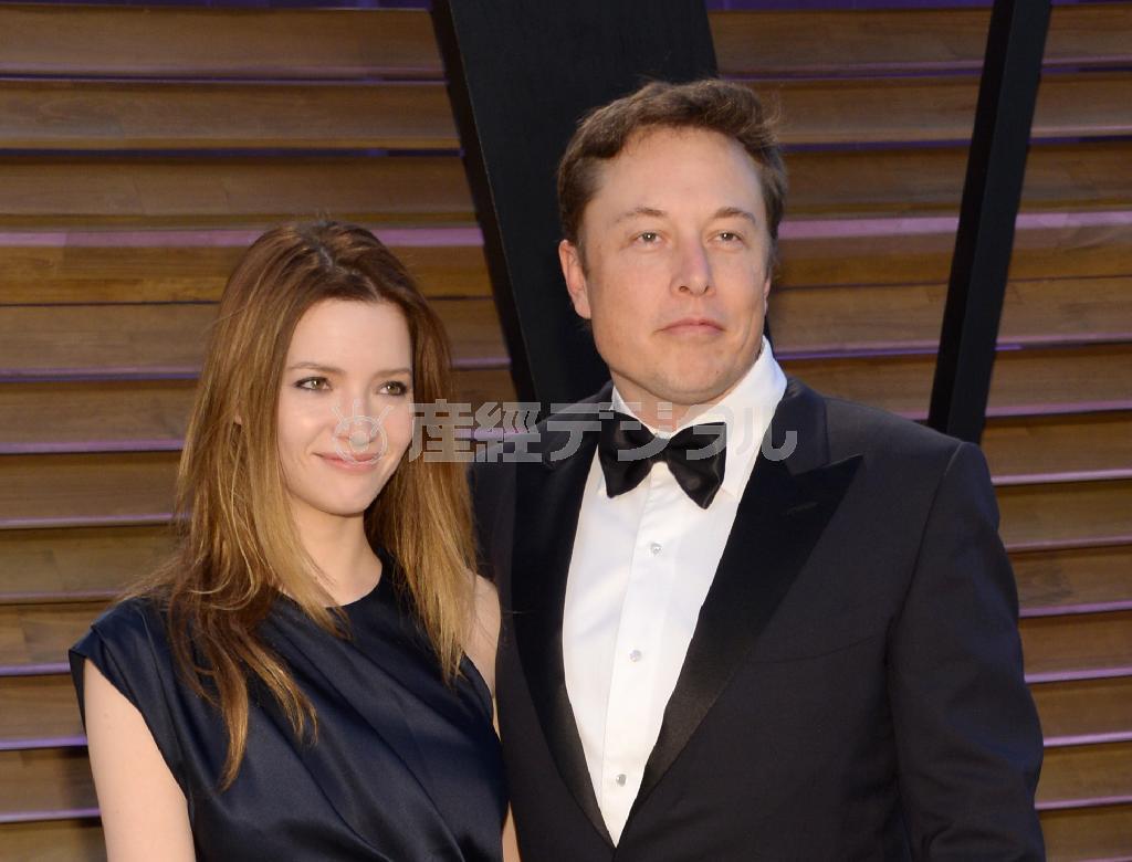 英女優、タルラ・ライリーさん（左）と、米電気自動車メーカー、テスラ・モーターズの最高経営責任者（ＣＥＯ）で米起業家のイーロン・マスク氏＝２０１４年３月２日、米カリフォルニア州ウエストハリウッド（ＡＰ）