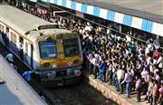 大勢の通勤客で混み合う西部ムンバイの駅。インドは鉄道の近代化が喫緊の課題だ（ＡＰ）