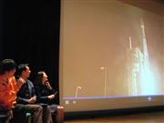 打ち上げの瞬間を見守る千葉工業大学惑星探査研究センターの荒井朋子上席研究員（右）＝２３日、千葉県習志野市の同大学習志野キャンパス