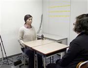 アンドロイド（左）と採用面接の練習をする女子学生＝２月、東京都中野区の「翔和学園」