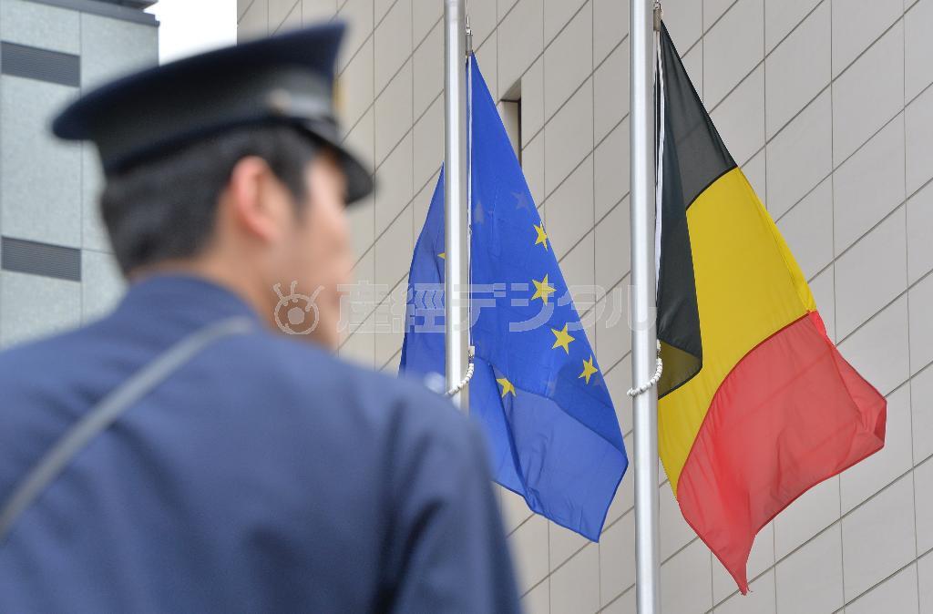 ベルギー大使館前には半旗が掲げられ、警備が強化されていた＝２０１６年３月２３日午前、東京都千代田区（三尾郁恵撮影）