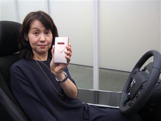 日立製作所とホンダが開発したスマートキーとして使える小型の呼気アルコール検知器＝２４日、東京都千代田区丸の内の日立本社
