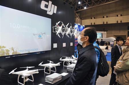 中国のドローンメーカー「ＤＪＩ」が開発した、人や物を自動で追尾する機能を備えた新機種（下）＝２４日午前、千葉市の幕張メッセ