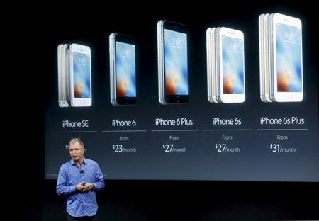 アップルの新製品発表会で発表された「ｉＰｈｏｎｅＳＥ」（左）＝２１日、カリフォルニア州クパチーノ（ロイター）