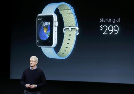 アップルの新製品発表会で「ＡｐｐｌｅＷａｔｃｈ」の新色バンド追加などを発表するティム・クックＣＥＯ＝２１日、カリフォルニア州クパチーノ（ロイター）