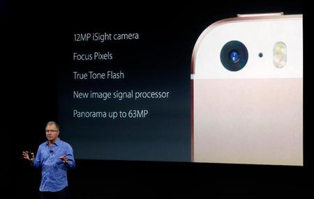 アップルの新製品発表会で発表された「ｉＰｈｏｎｅＳＥ」（左）＝２１日、カリフォルニア州クパチーノ（ＡＰ）