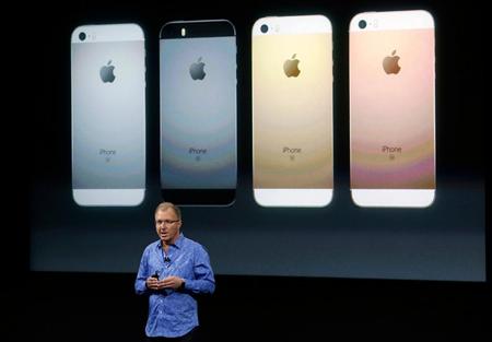 アップルの新製品発表会で発表された「ｉＰｈｏｎｅＳＥ」（左）＝２１日、カリフォルニア州クパチーノ（ＡＰ）