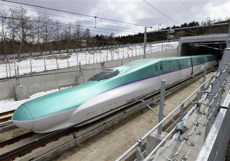 車両中央に入った紫色のラインが特徴的な、ＪＲ北海道の新型車両Ｈ５系＝２４日午後、北海道北斗市