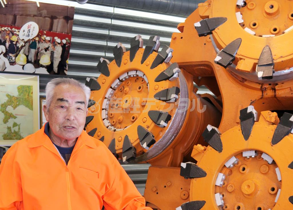 北海道・松前郡福島町の青函トンネル記念館にある工事で使用したボーリングマシンの前で開業への思いを語る花田順一さん＝２０１６年３月２日（杉浦美香撮影）