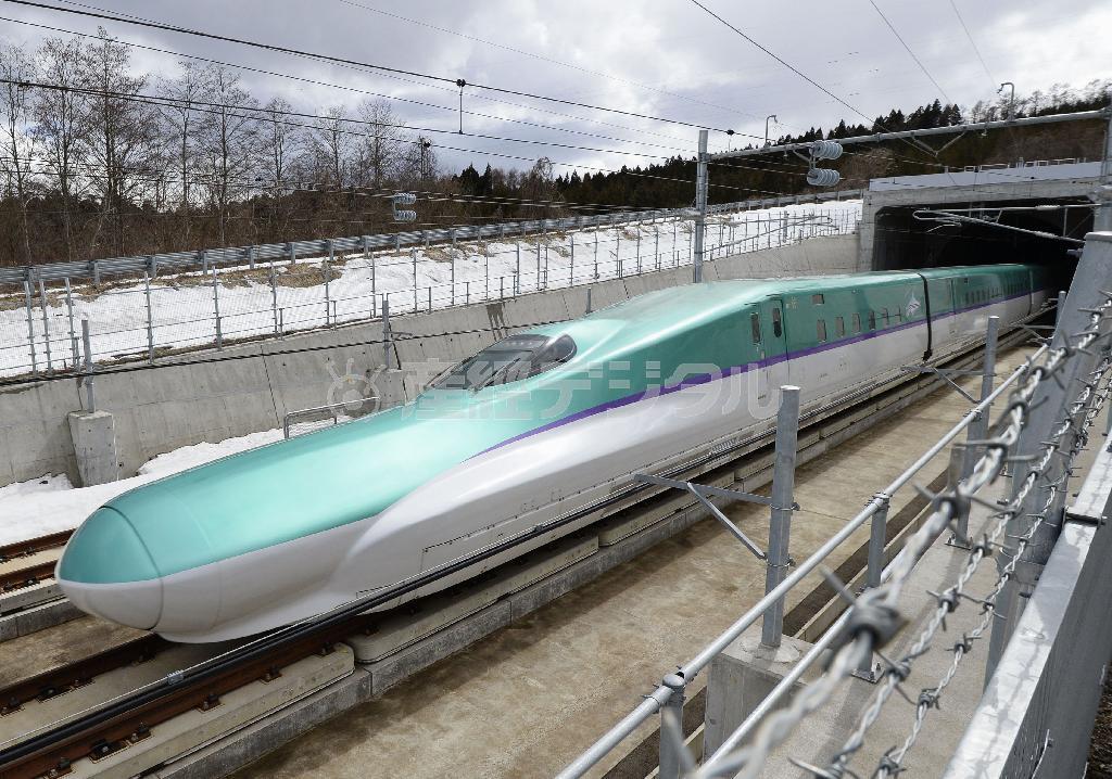 試験運転で走行する、ＪＲ北海道の新型車両Ｈ５系＝２０１６年３月２４日、北海道北斗市（共同）