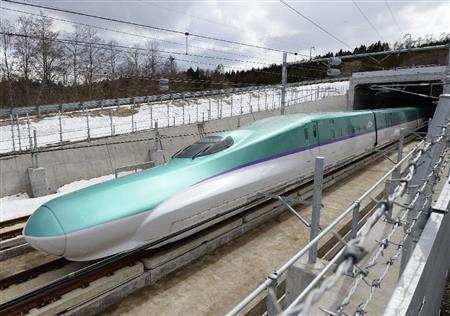 試験運転で走行する、ＪＲ北海道の新型車両Ｈ５系＝２０１６年３月２４日、北海道北斗市（共同）