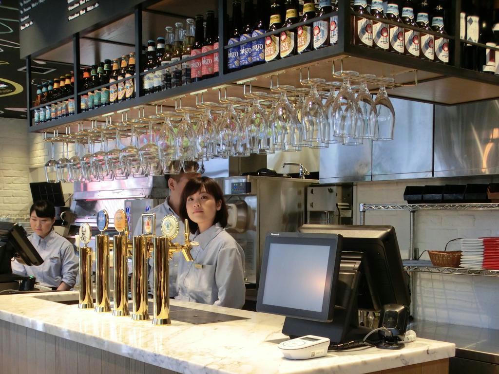 「ＫＦＣ高田馬場店」では夜はお酒も楽しめる＝２５日、東京都新宿区