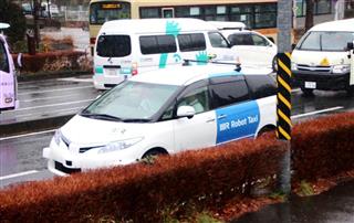 公道を「自動運転」で走るロボットタクシー＝神奈川県藤沢市