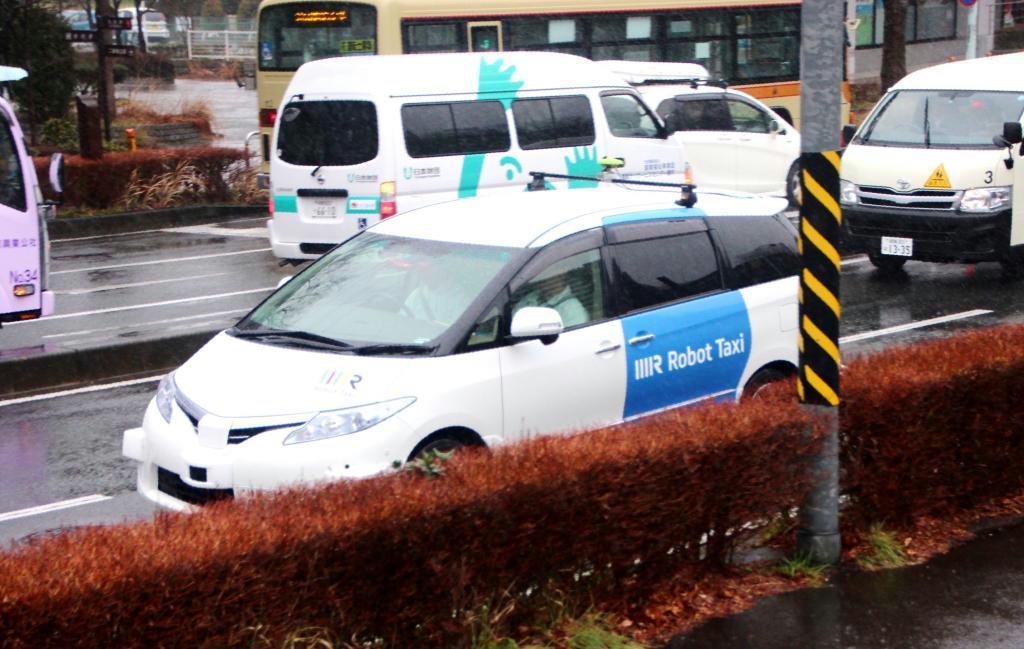 公道を「自動運転」で走るロボットタクシー＝神奈川県藤沢市