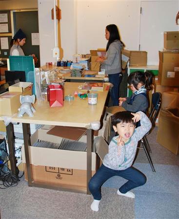 ソウ・エクスペリエンスの事務所で遊ぶ子供たち＝東京都目黒区