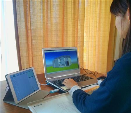 在宅勤務をする住友林業の女性社員