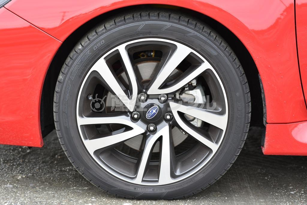 タイヤサイズは前後とも２２５／４５Ｒ１８。スバル・レヴォーグ