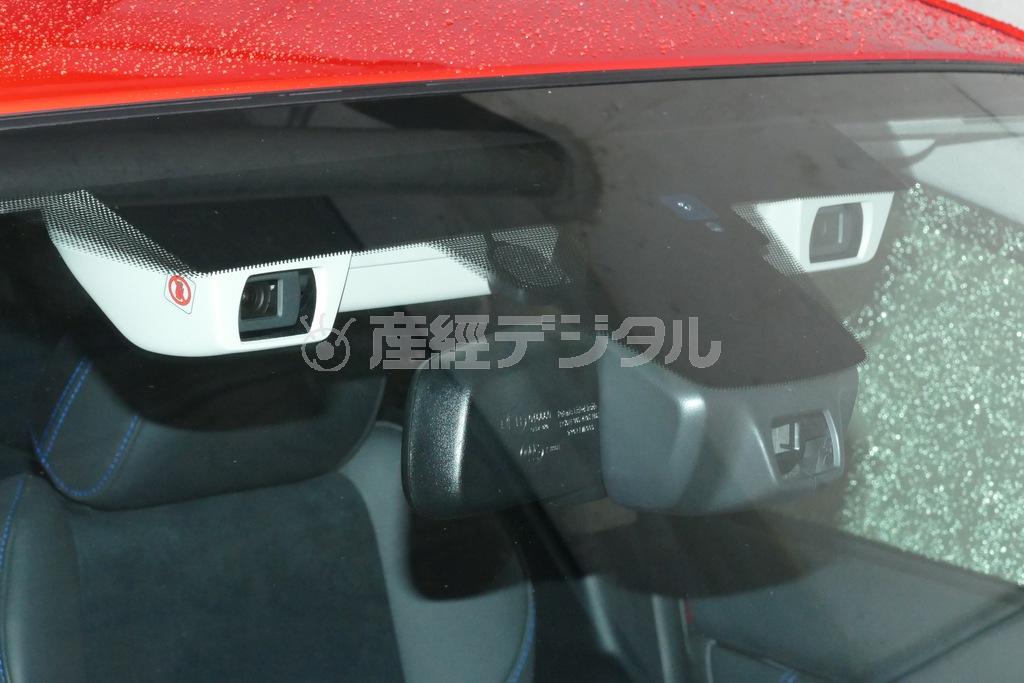 アイサイトの３つの“目”。ここから得られた画像を瞬時に解析し、自動ブレーキやクルーズコントロールなどを制御している。スバル・レヴォーグ