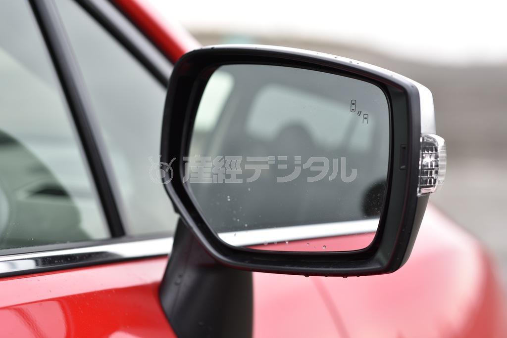 死角に入りがちな左右の後続車の接近を知らせるアラートのオプション付き。スバル・レヴォーグ