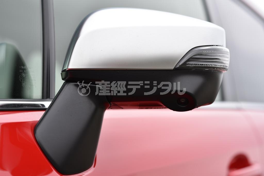 左のサイドミラーにはカメラが内蔵されていて→次フォトに続く…スバル・レヴォーグ