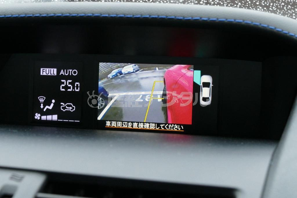 左前方の死角を室内のサブディスプレイに表示してくれる。小動物や子供の巻き込み防止に役立つほか、縦列駐車時の幅寄せなどにも使える。スバル・レヴォーグ