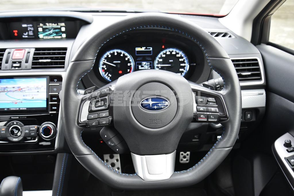 ステアリングのスイッチ類は左側がインフォテイメント系、右側が運転操作系にまとめられている。スバル・レヴォーグ