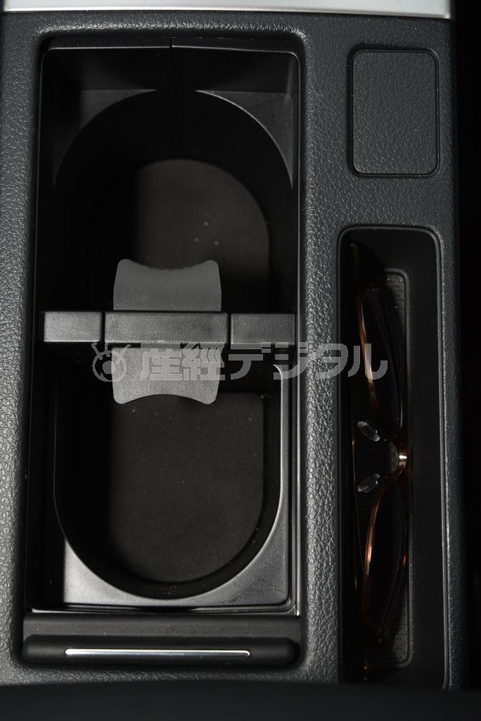 カップホルダーは前後で深さが違い、様々なサイズの容器に対応。スバル・レヴォーグ