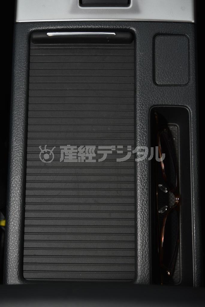 カップホルダーのスライド式蓋を閉めると…あれ？ここもゴルフそっくり。スバル・レヴォーグ