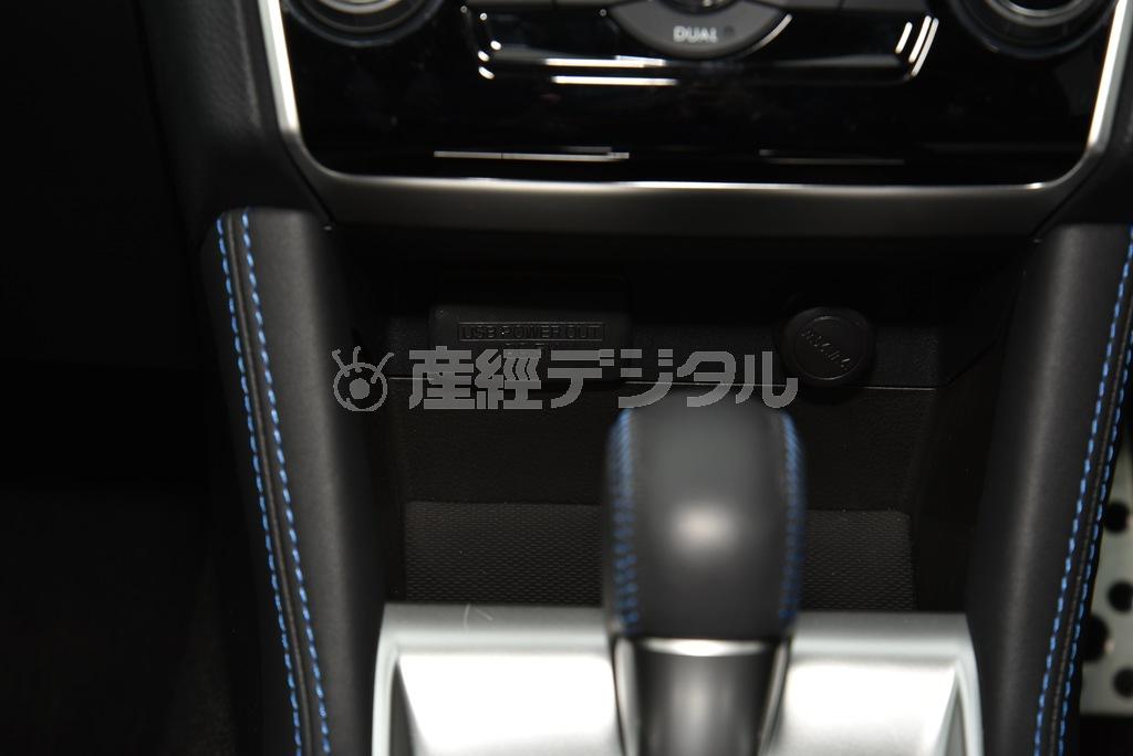 インパネ下部にはサービスソケットと並んでＵＳＢのジャックが２つ。最新車種だともうこの程度は当たり前になってきた。スバル・レヴォーグ