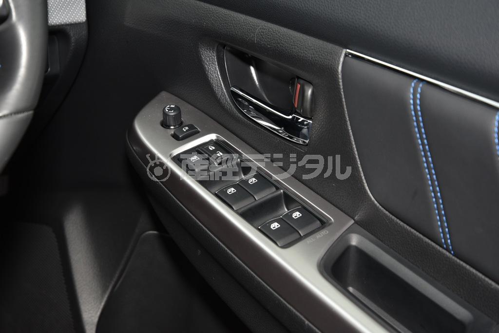 ドアノブ、ウインドースイッチ回り。内貼りにも革が。スバル・レヴォーグ