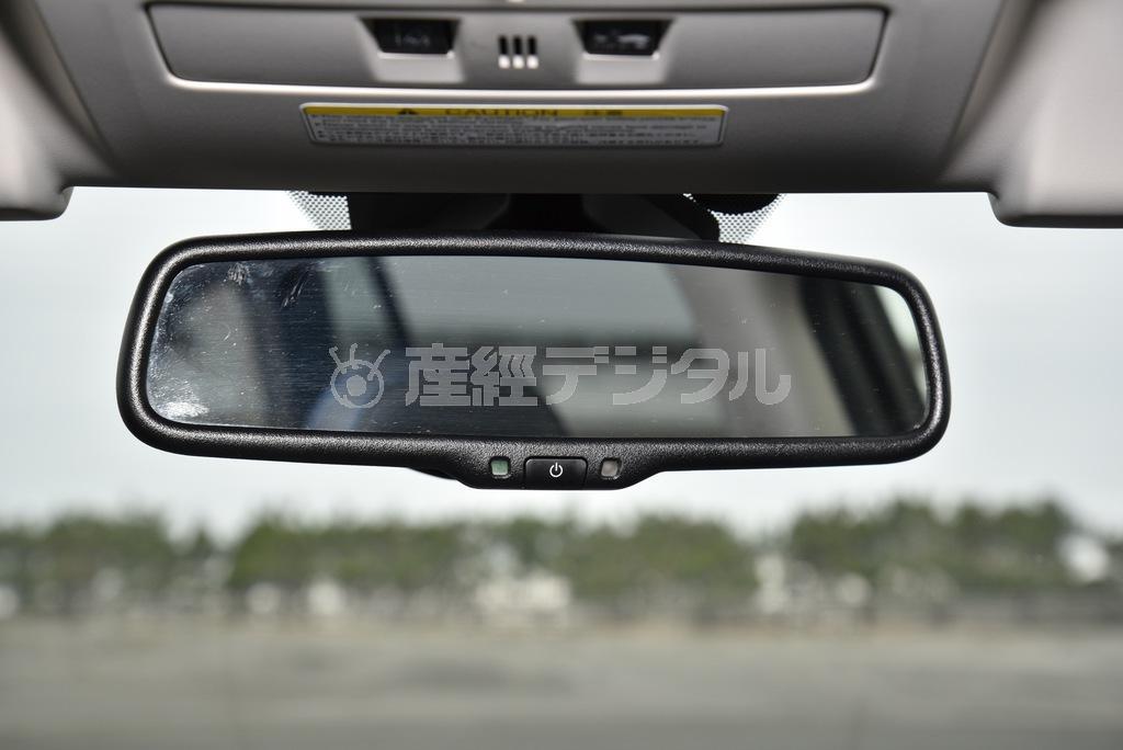 自動防眩機能付きルームミラー。スバル・レヴォーグ