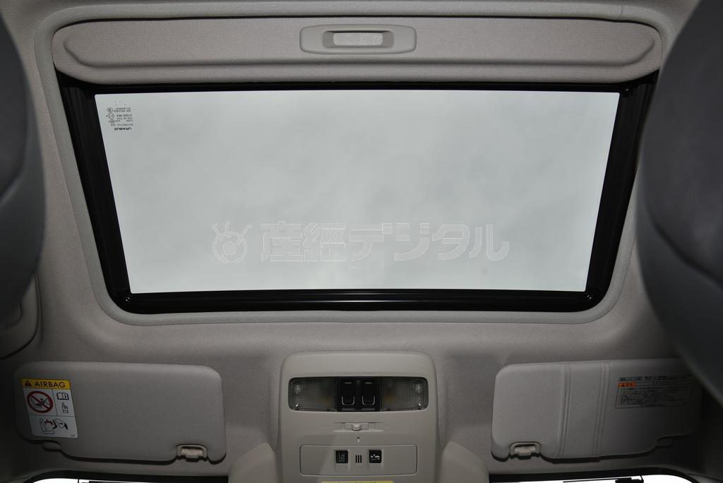 試乗車はスライド＆チルトアップ機能付きガラスルーフ仕様。スバル・レヴォーグ