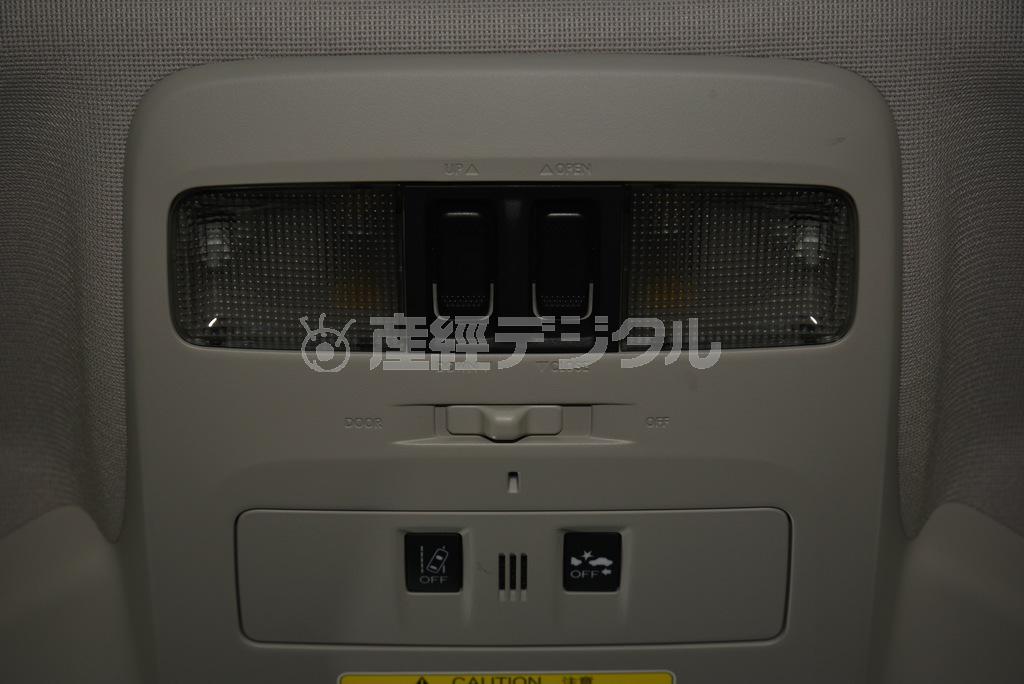 ルームランプ、ガラスルーフのスイッチ類。スバル・レヴォーグ