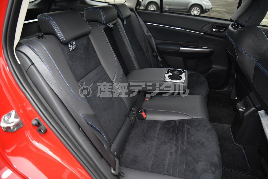 リクライニング機能付きの後席も肉厚で快適。スバル・レヴォーグ