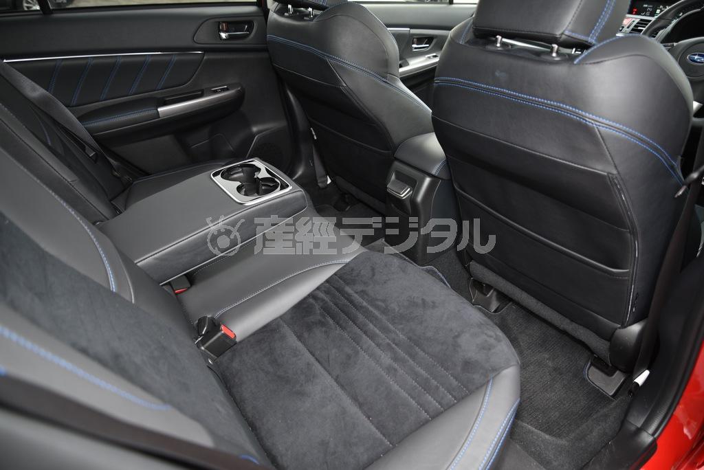 足元も比較的ゆったり。センタートンネルも低めでくつろげます。スバル・レヴォーグ