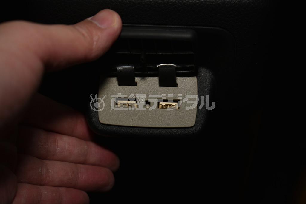 後席にもＵＳＢジャックが２つ。スバル・レヴォーグ