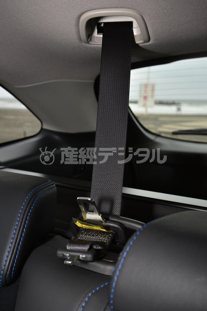 後席中央の３点式シートベルトは天井から生えてます。スバル・レヴォーグ
