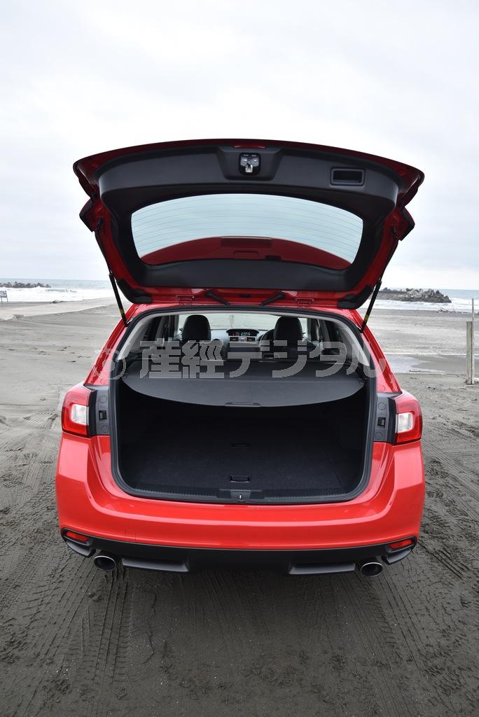 開口部は真四角で低く段差もなく、非常に使いやすい。ステーションワゴンかくあるべし。スバル・レヴォーグ