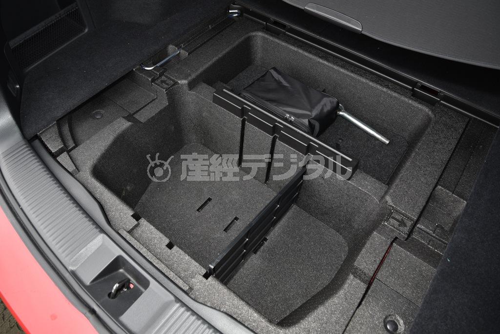 深くて使いでのある床下収納。洗車用品などは全部収まりそう。高さのあるものを積むときにも役立ちそうだ。スバル・レヴォーグ