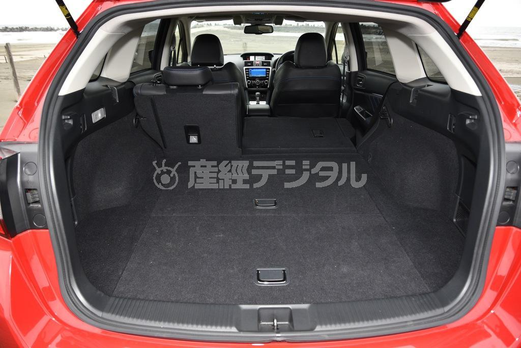 この状態で左後席に座ると、倒した右側の背もたれがちょうどアームレストになる。十分な広さがあって窮屈な感じはない。荷物満載で３人乗り、全然いけると思います。スバル・レヴォーグ