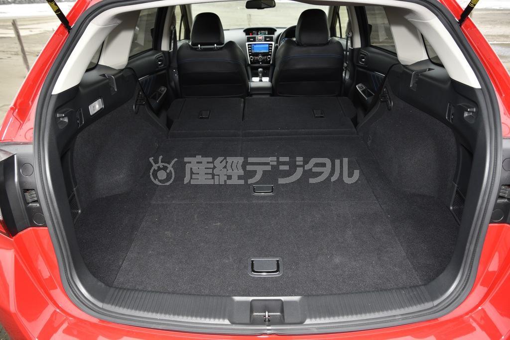シングルベッドを一回り小さくしたくらいの広大な荷室。車中泊いけます。実際、小一時間仮眠したので間違いなし。スバル・レヴォーグ