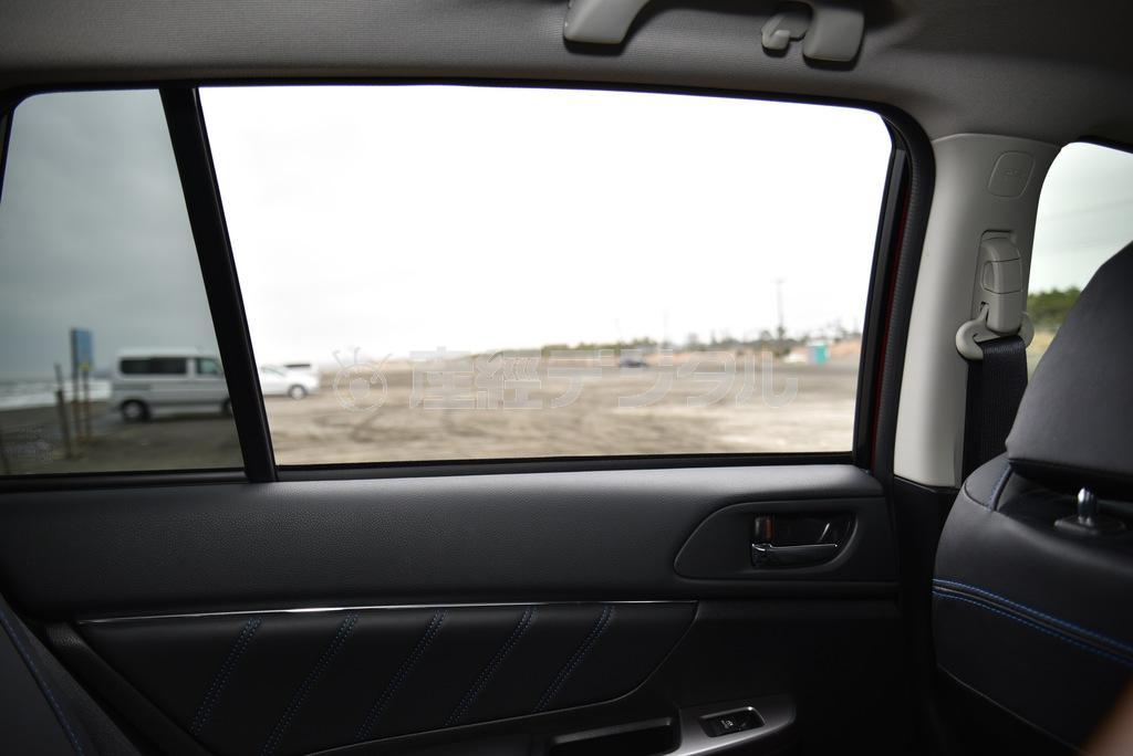 後席の窓、全開します。これ地味にうれしい。スバル・レヴォーグ